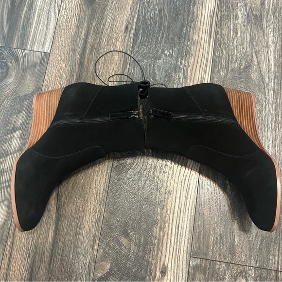 NWOT Black Suede Like Ankle Boots Wedge Heel Zip Women’s Violet & Red Size 8 - Picture 4 of 8